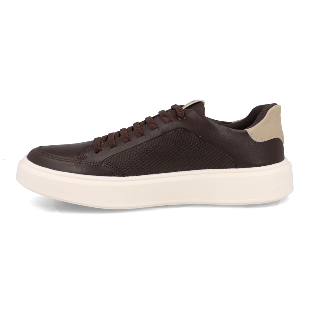 Tênis casual masculino marrom em fundo branco para avaliação de ajuste